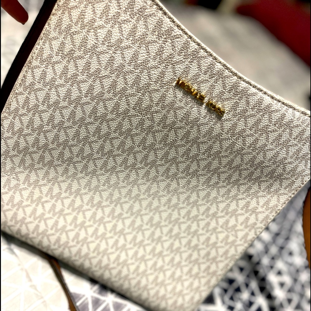 Michael kor large jet set crossbody